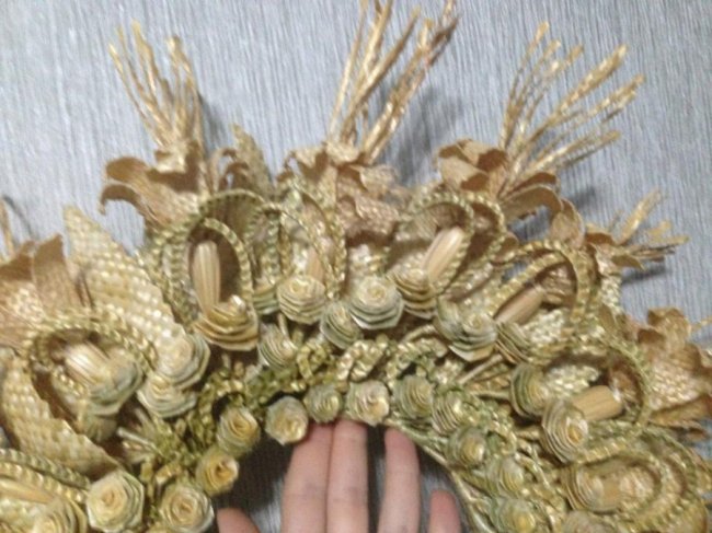 Волинська майстриня зробила неймовірний віночок з соломи. ФОТО