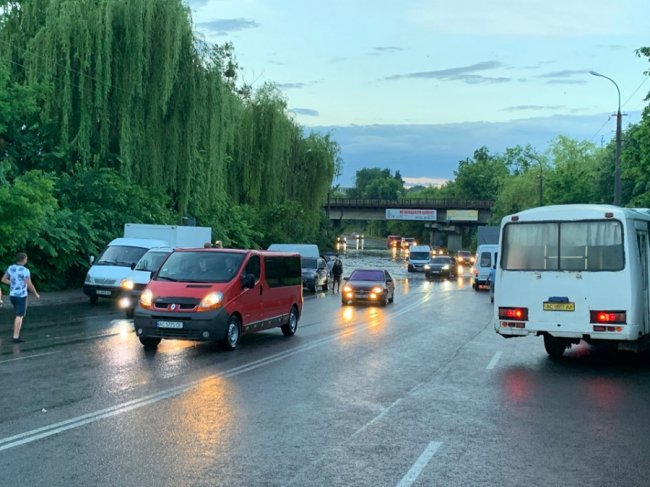 Вийти сухим із води неможливо: у Луцьку затопило одну із вулиць. ФОТО