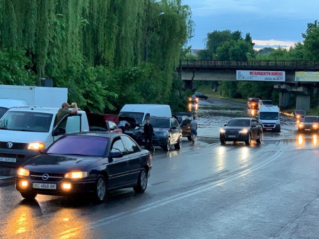 Вийти сухим із води неможливо: у Луцьку затопило одну із вулиць. ФОТО