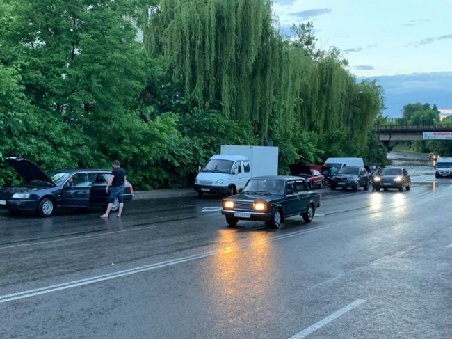 Вийти сухим із води неможливо: у Луцьку затопило одну із вулиць. ФОТО