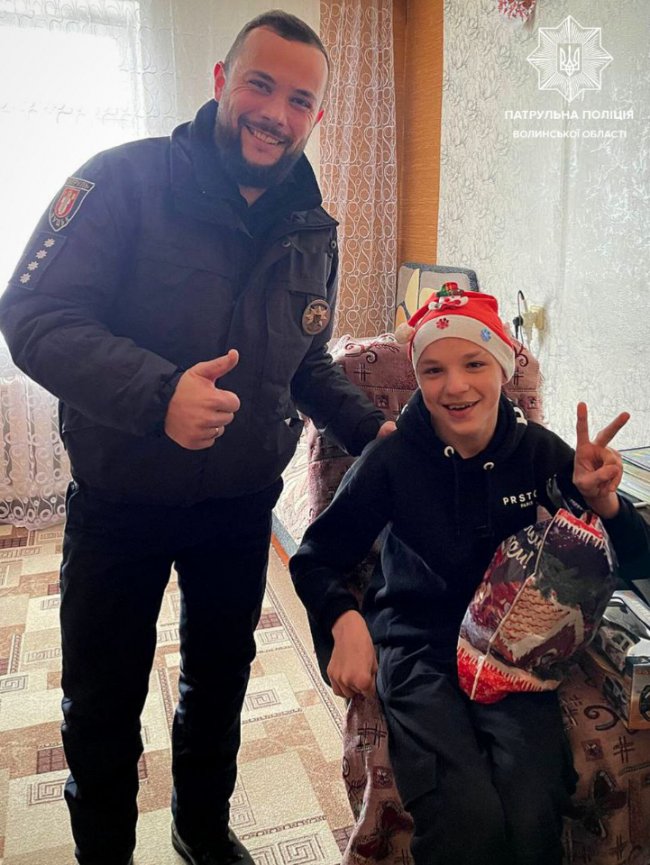 На Волині патрульні подарували краплинку радості малечі