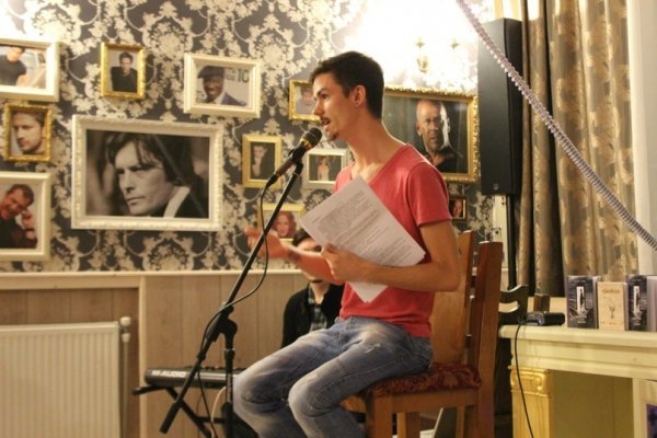 У Луцьку поет презентував вірші в темряві. ФОТО