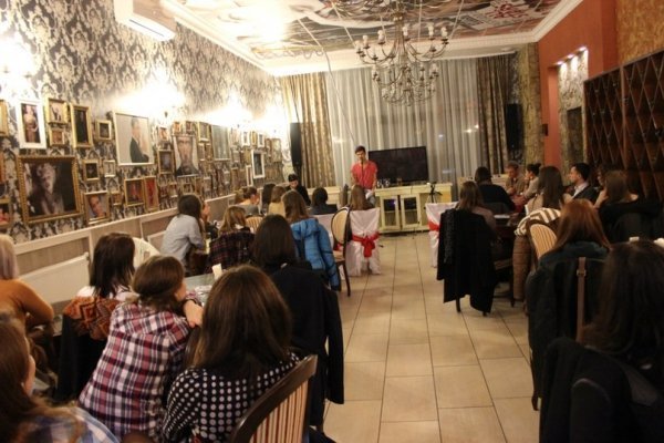 У Луцьку поет презентував вірші в темряві. ФОТО