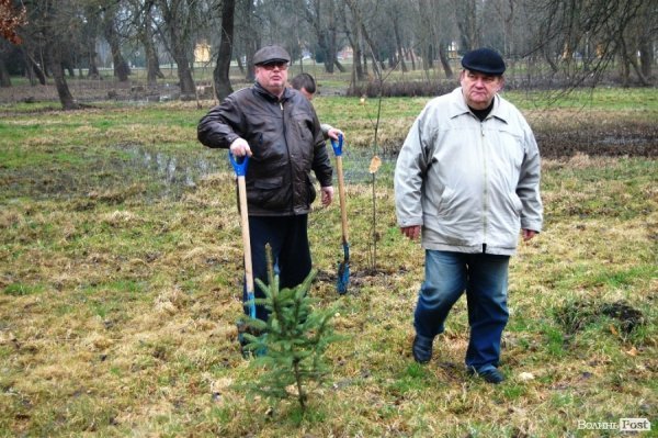 У Центральному парку Луцька чиновники і молодь садили дерева