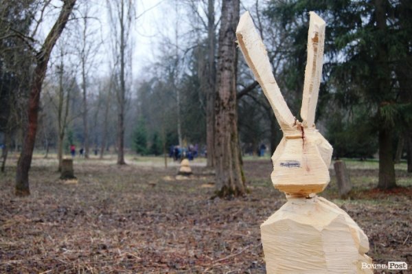 У Центральному парку Луцька чиновники і молодь садили дерева
