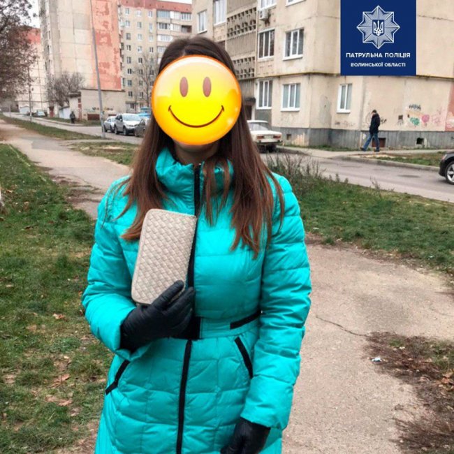 Грабіжник-невдаха: у Луцьку жінка та хлопець зловили злодія, який вирвав гаманець з рук дівчини