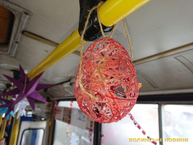 Свято наближається: у Луцьку прикрасили тролейбус. ФОТО