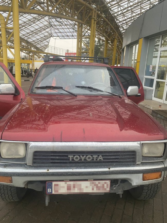 Волинянин хотів провезти через кордон марихуану в дезодоранті. ФОТО