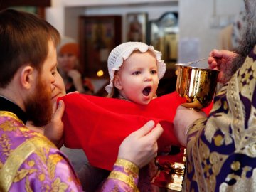 Чи можна підчепити інфекцію під час причастя та цілування ікон