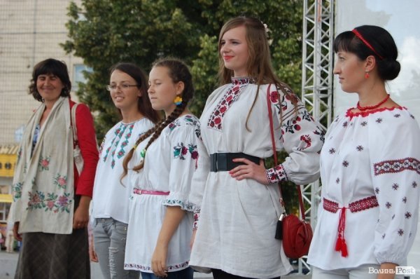 Акція «Українська вишиванка» у Луцьку. ФОТО