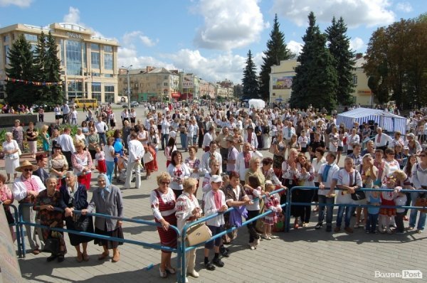 Акція «Українська вишиванка» у Луцьку. ФОТО