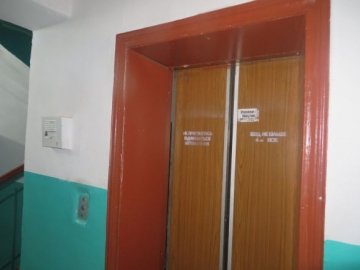 Злодій у під’їзді будинку біля ліфта пограбував лучанина