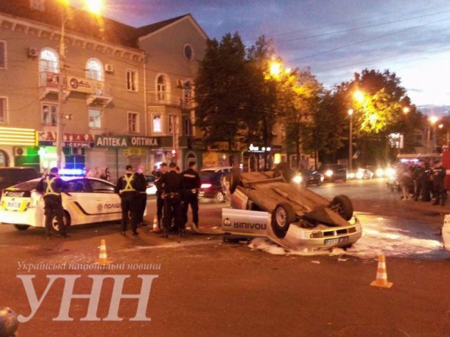 Група мотоциклістів врізалася в авто поліції в центрі Рівного