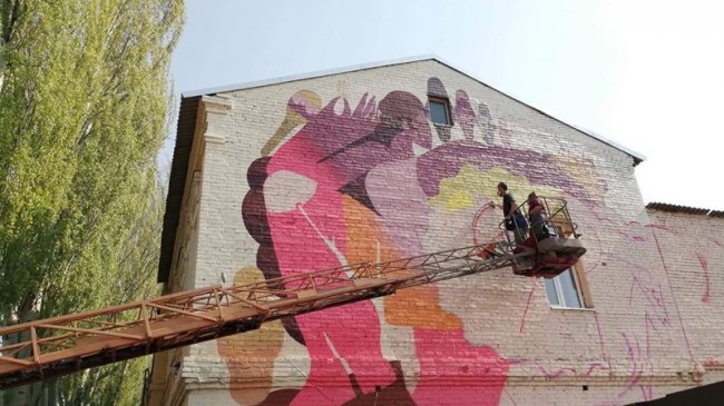 Художники з Луцька малюють яскраві мурали на школах Запоріжжя. ФОТО