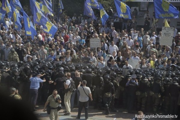 Під стінами ВРУ - сутички. Є поранені серед правоохоронців. ФОТО. ВІДЕО