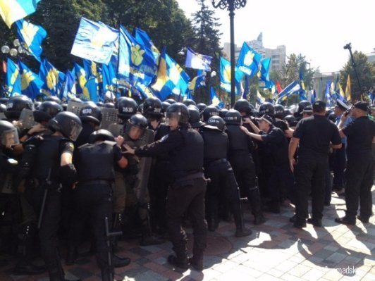 Під стінами ВРУ - сутички. Є поранені серед правоохоронців. ФОТО. ВІДЕО