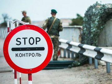 Як чоловікам, дружини яких служать у ЗСУ, виїхати за кордон