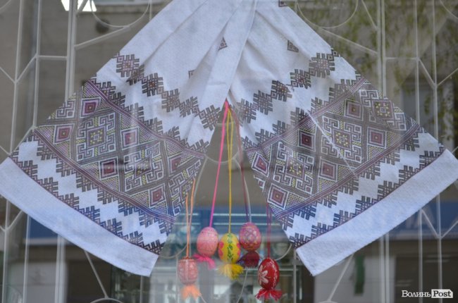 Традиційні писанки, яскраві курчатка і апетитні паски: великодній Луцьк. ФОТОРЕПОРТАЖ