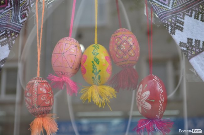 Традиційні писанки, яскраві курчатка і апетитні паски: великодній Луцьк. ФОТОРЕПОРТАЖ