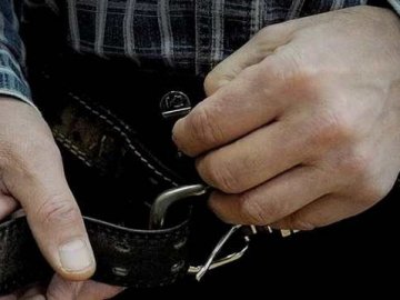 «Дро*ив серед білого дня на дітей»: у Києві збоченця відлупцювали палицею