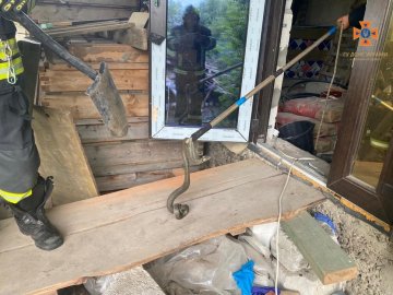 На Волині до приміщення заповз вуж. ФОТО