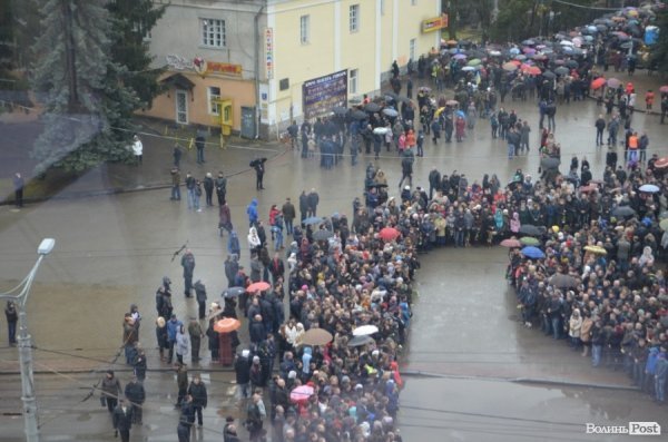 «Герої не вмирають!», – у Луцьку провели в останню путь майданівця. ФОТО. ВІДЕО