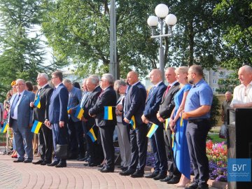 Танці, піджаки, промови: у Нововолинську відзначили день прапора. ФОТО