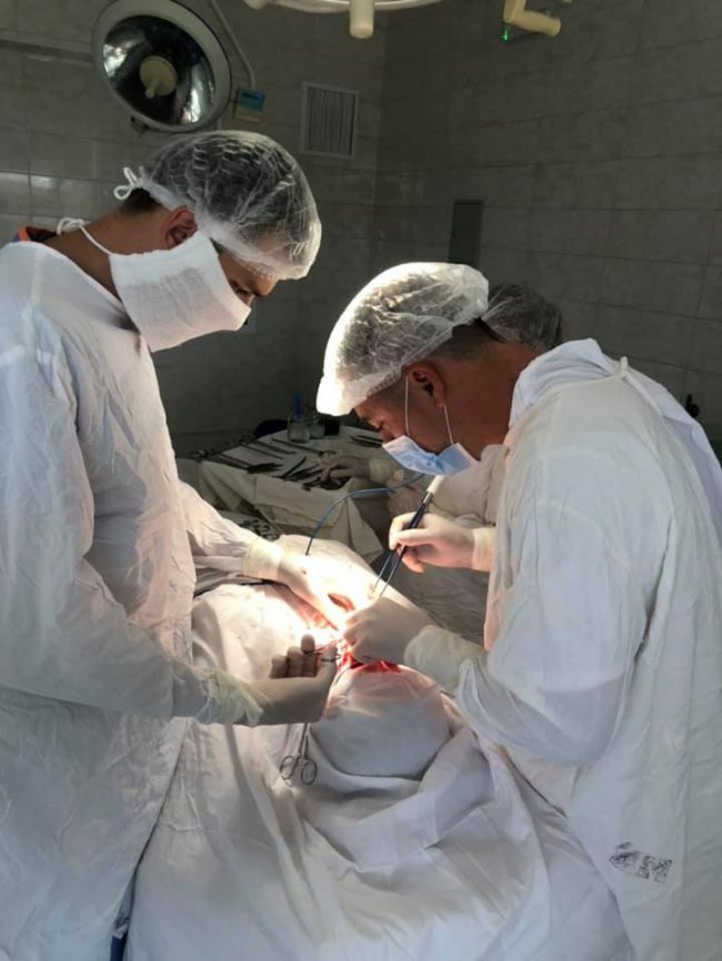 Ходив так три роки: на Волині чоловіку видалили чималу пухлину з шиї. ФОТО 18+ 