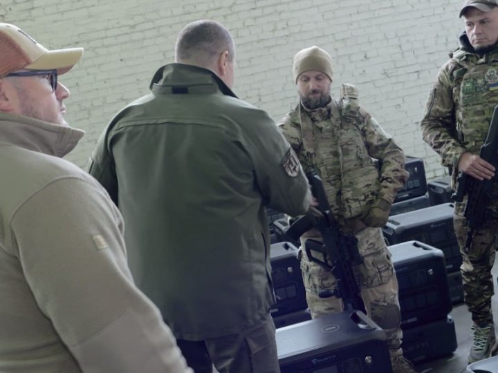 Волонтери «Української команди» передали бійцям Третього армійського корпусу десятки зарядних станцій