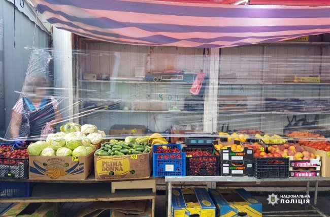 У Луцьку поліція і Держпродспоживслужба перевірили Варшавський і Старий ринки
