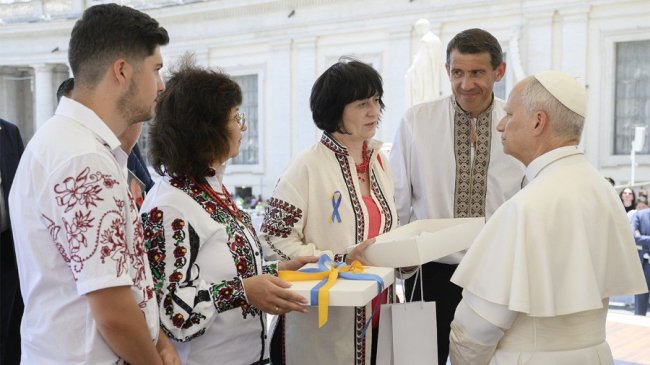 Львівська дизайнерка подарувала Папі Римському іменну вишиванку. ФОТО