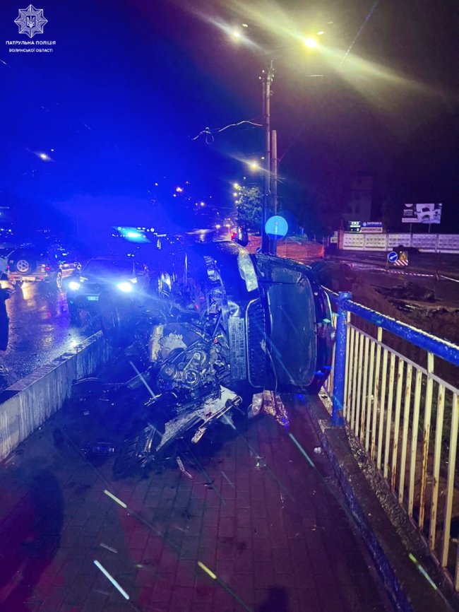 У Луцьку п'яна водійка виїхала на зустрічну смугу та врізалася у бетонний відбійник