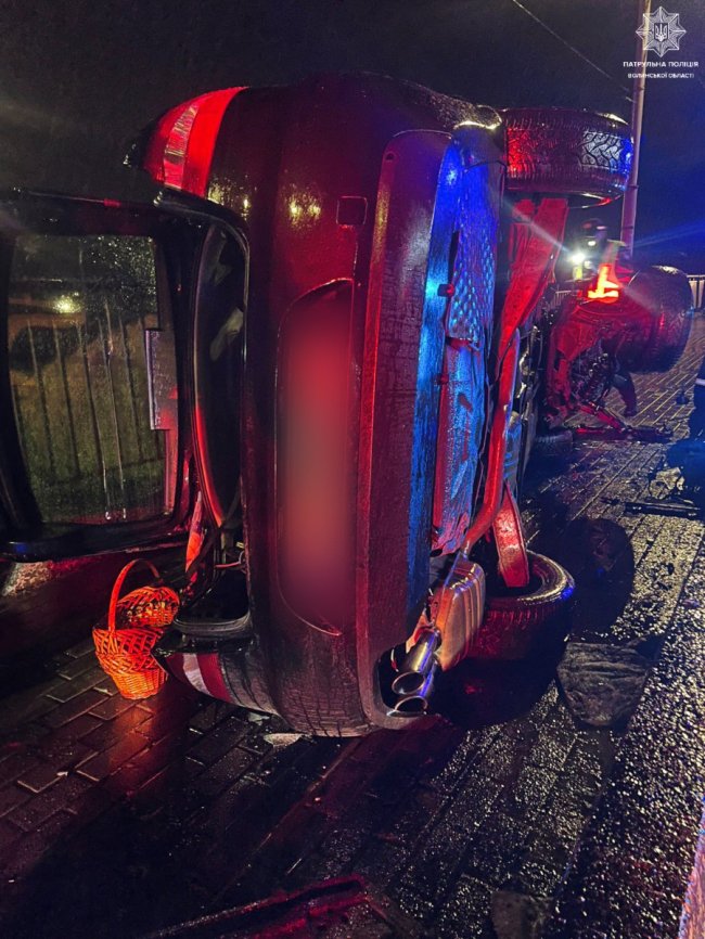 У Луцьку п'яна водійка виїхала на зустрічну смугу та врізалася у бетонний відбійник