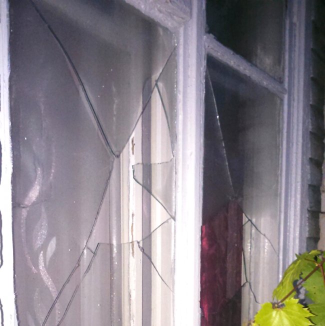 Волинському священнику вночі побили вікна у будинку. ФОТО