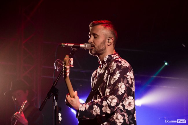 Квітчаста піжама, босі ноги і сотні «дякую»: у Луцьку – «майже квартирник» Бабкіна. ФОТО