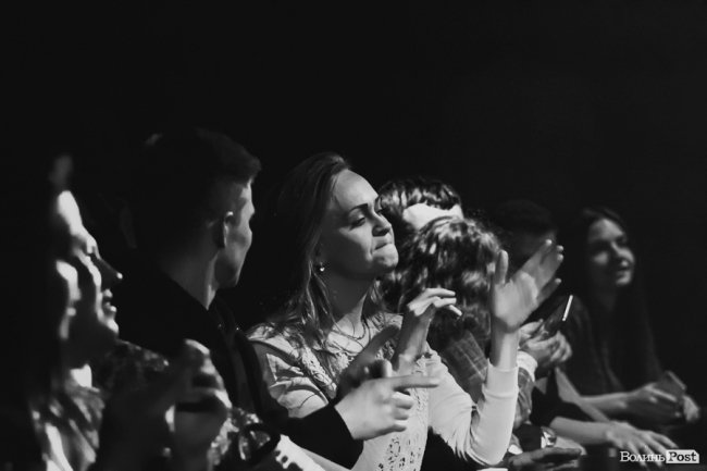 Квітчаста піжама, босі ноги і сотні «дякую»: у Луцьку – «майже квартирник» Бабкіна. ФОТО