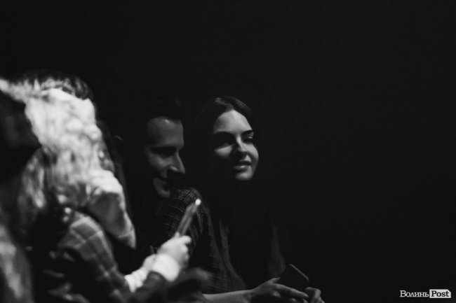 Квітчаста піжама, босі ноги і сотні «дякую»: у Луцьку – «майже квартирник» Бабкіна. ФОТО