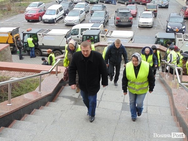 Двірники влаштували «розборки» з мером Луцька. ФОТО. ВІДЕО