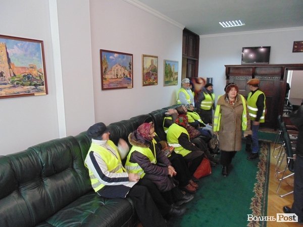 Двірники влаштували «розборки» з мером Луцька. ФОТО. ВІДЕО