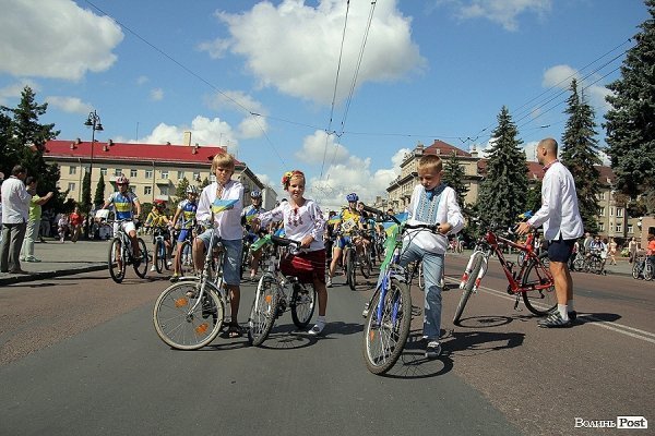 Масовий велопробіг до Дня Незалежності в Луцьку. ФОТО