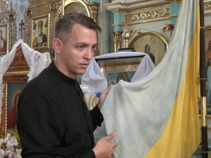 На Волині під час ремонту на горищах двох церков знайшли столітні українські прапори