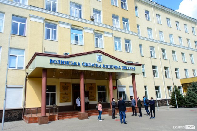 Парубій передав спецкостюми і окуляри для лікарів Волинської обласної клінічної лікарні