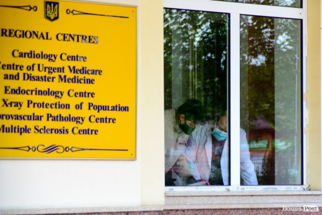 Парубій передав спецкостюми і окуляри для лікарів Волинської обласної клінічної лікарні