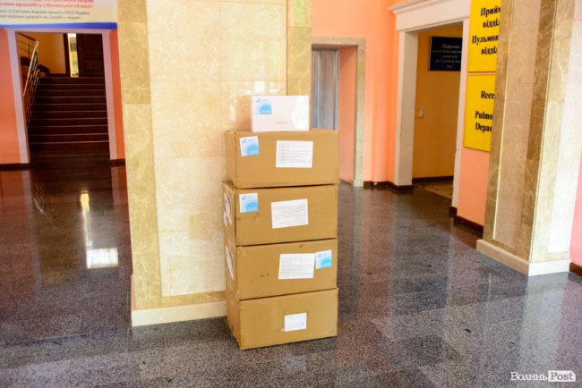 Парубій передав спецкостюми і окуляри для лікарів Волинської обласної клінічної лікарні