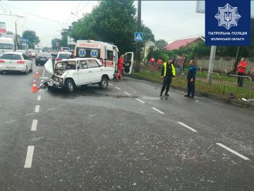 У Луцьку на перехресті зіткнулись ВАЗ і автобус: постраждало троє людей. ФОТО