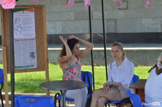 На Театральному майдані лікарі безкоштовно оглядають жінок. ФОТО