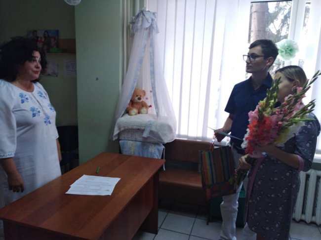 У луцькому пологовому видали ювілейне свідоцтво про народження. ФОТО