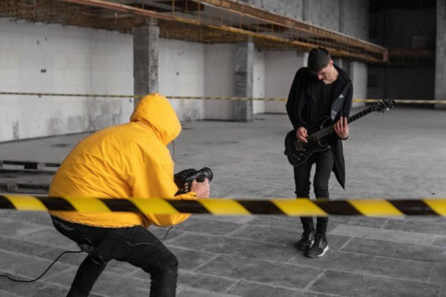 Як луцький відеограф заради перемоги сів за швейну машинку 