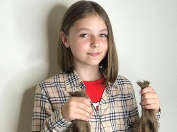 Дівчинка з Волині відрізала 50 сантиметрів волосся на перуки онкохворим