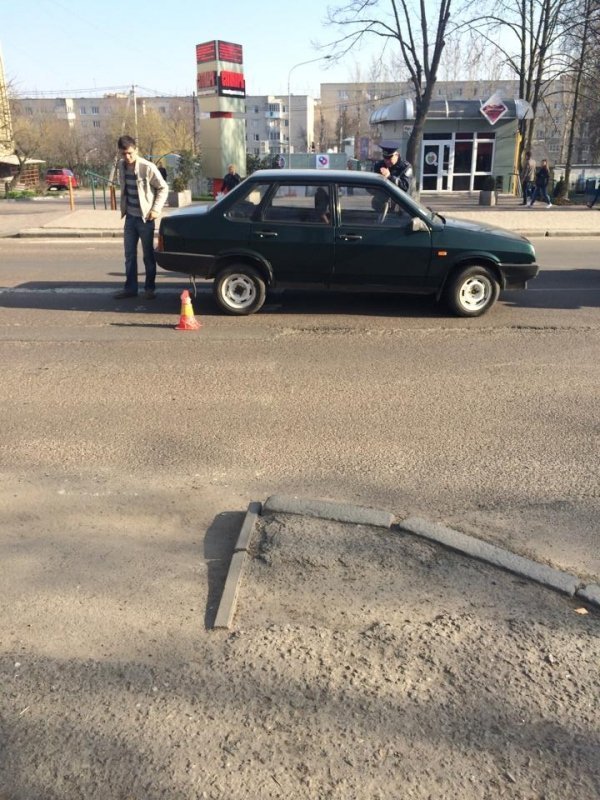 У центрі Луцька легковик збив жінку. ФОТО